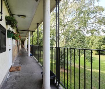 3 bedroom Flat To Let - Photo 5