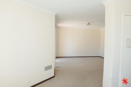 YOUR PERFECT VICTORIA PARK PAD WITH COURTYARD AND CONVENIENCE - Photo 5