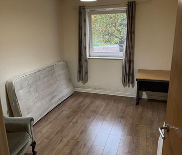 Room in a Shared House, Chamberlain Close, IG1 - Photo 4