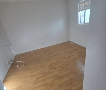 Cozy half duplex available for rent — 2 Bedrooms+ Den Duplex - Photo 1