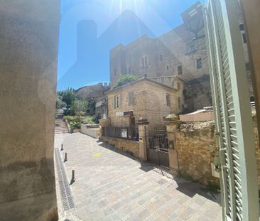 STUDIO MEUBLE CENTRE-VILLE HISTORIQUE 22M2 SALON-DE-PROVENCE, - Photo 1