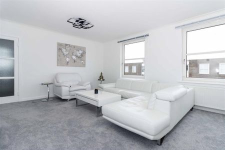 3 bedroom flat to rent - Photo 3