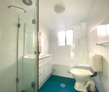 Two Bedroom Apartment in Great Location! - Photo 5