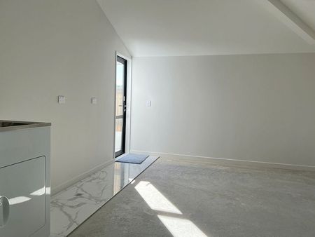 Newish townhouse with double glazing - Photo 5