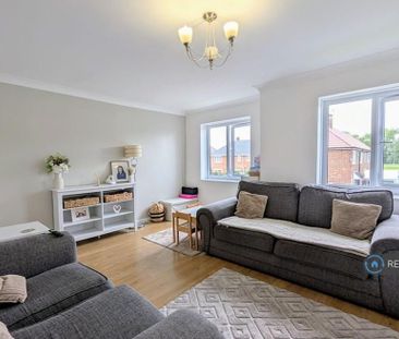 3 bedroom flat to rent - Photo 1