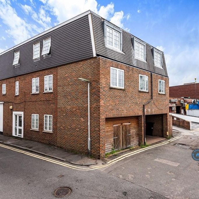 1 bedroom in a flat share to rent - Photo 2