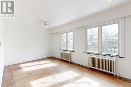 686A THE QUEENSWAY - Photo 3