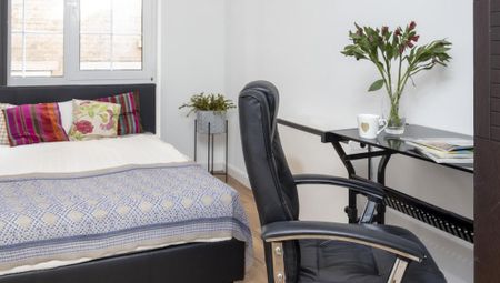 1 bedroom in a house share to rent - Photo 2