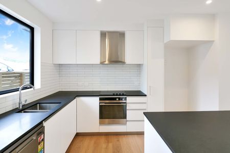 Architecturally Designed Three-Bedroom Townhouse – Karori - Photo 5