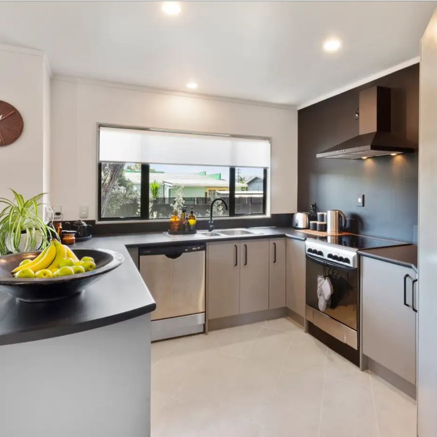 Immaculate three bedroom home! - Photo 1