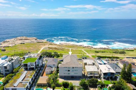 OVER SIZED 2 BEDROOM APARTMENT RIGHT OPPOSITE THE BEACH! - Photo 5