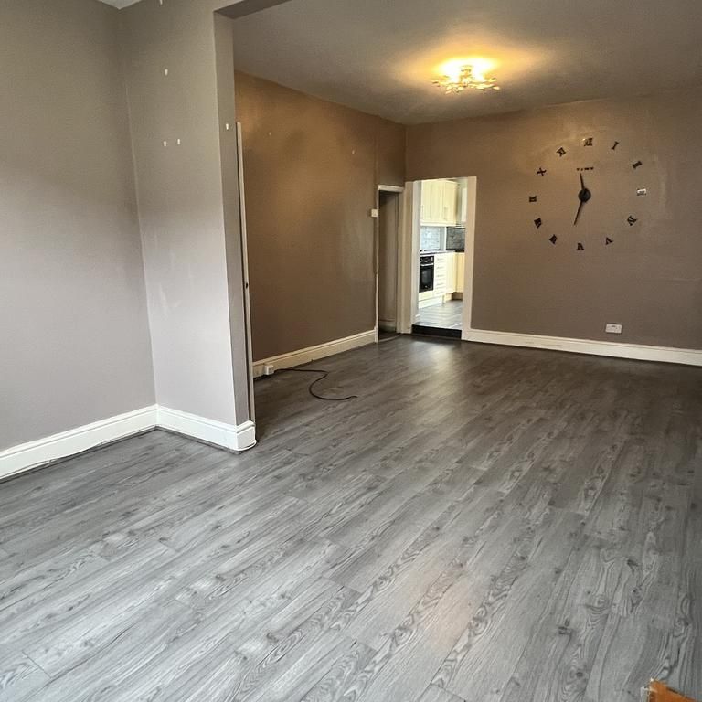 3 bedroom end of terrace house to rent - Photo 1