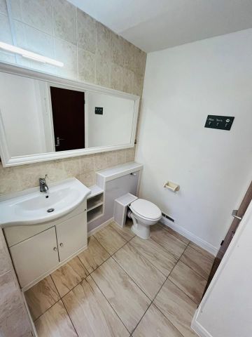 Room in a Shared Flat, Leeward Gardens, SW19 - Photo 3