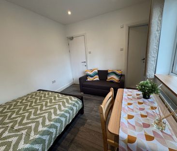 Room in a Shared House, Deanfield Gardens, CR0 - Photo 3