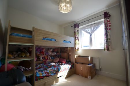 4 bedroom Semi-detached house to rent - Photo 4