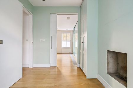 Elegant townhouse living with exceptional outdoor space in the heart of North Kensington, W10. - Photo 2