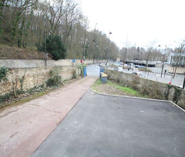 MELUN CENTRE-VILLE - GRAND F2 EN TRÈS BON ETAT ET ATYPIQUE AVEC PARKING - Photo 2