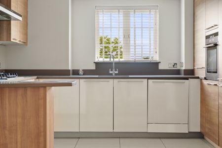 Claremont Lane, Esher, Surrey, KT10 flat to rent - Photo 3