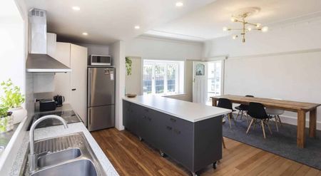 Spacious 3-Bedroom, 2-Bathroom House - Photo 4