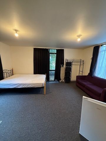 Centrally located boarding house room with studio rooms available now. - Photo 3
