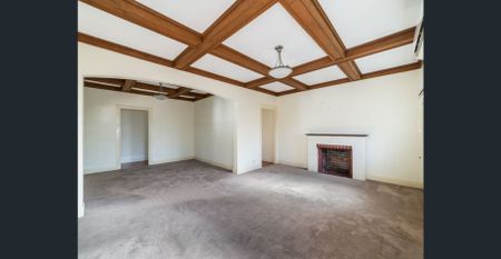 Charming Cottage in Sought-After Morningside Pocket! - Photo 2