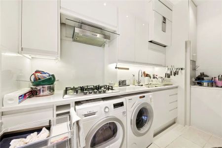 5 bedroom flat in Marylebone Road - Photo 2