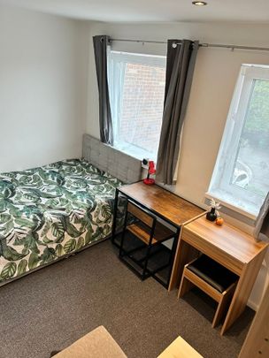 Room in a Shared House, Petersham Mews, NG7 - Photo 1