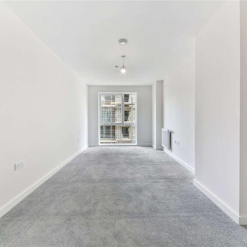 Savills are delighted to present this spacious three bedroom, two bathroom apartment situated with close proximity to local amenities and public transport. - Photo 1