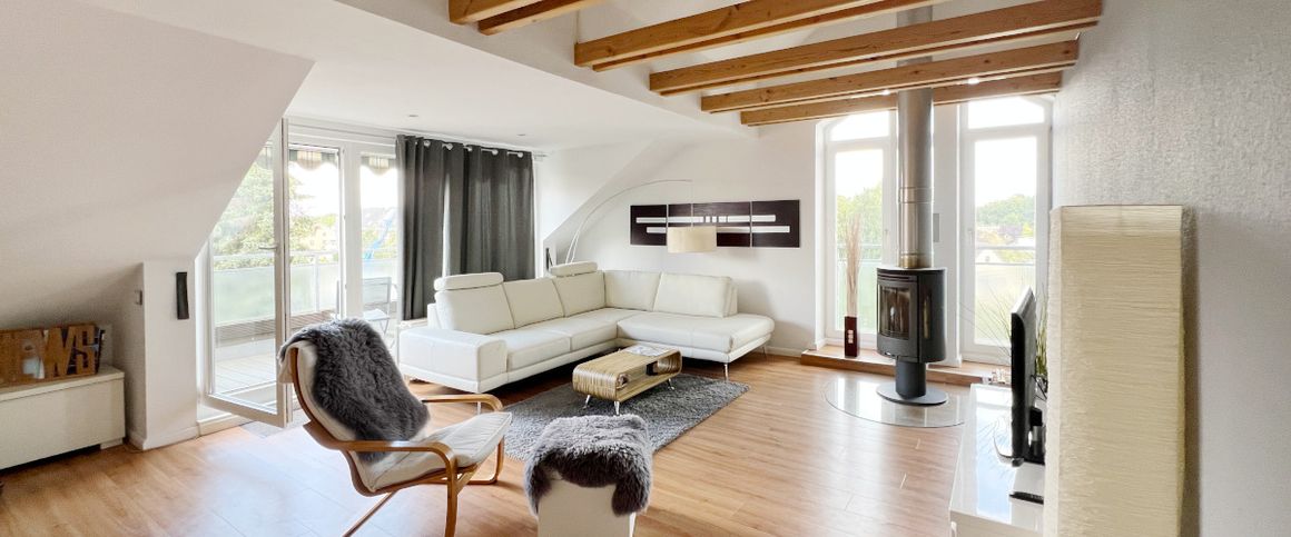Moderne, hochwertige Dachgeschosswohnung über 2 Ebenen mit Balkon, Kaminofen und PKW-Stellplatz. - Photo 1