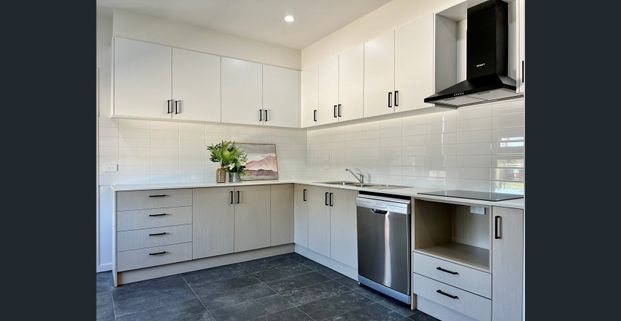 FULLY Furnished Studio Room in perfect location! - Photo 1