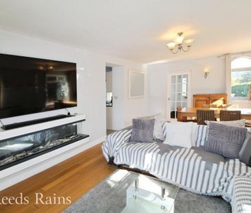 4 bedroom detached house to rent - Photo 2