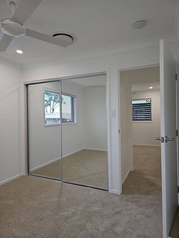 PERFECTLY LOCATED - SPACIOUS 4 BED TOWNHOUSE WITH DUCTED AIRCON - Photo 4