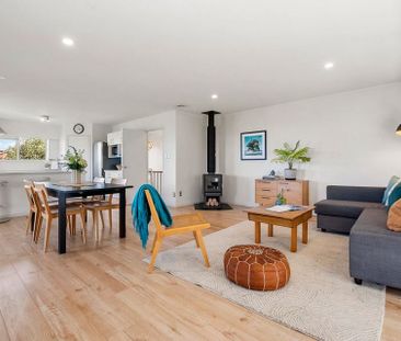 Spacious Quiet Living Plus Sea Views & Sun! - Photo 3