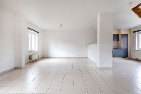 Centraal gelegen, gerenoveerde duplex met 3 slaapkamers - Photo 2