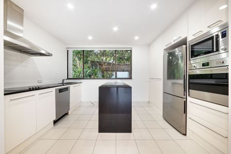 North-facing Townhouse with Harbour Views - Photo 5