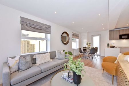 A beautifully presented two bedroom ground floor apartment, finished to an exceptionally high standard - Photo 2