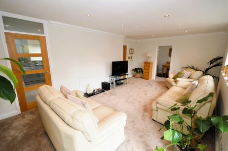 4 bedroom detached house to rent - Photo 2