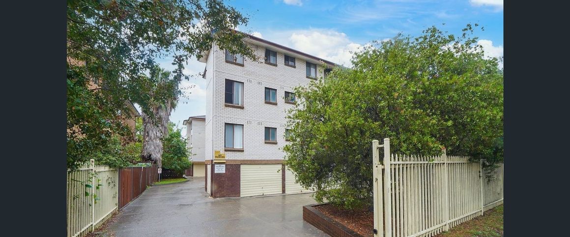 WELL PRESENTED TWO BEDROOM UNIT IN THE HEART OF LIVERPOOL! - Photo 1