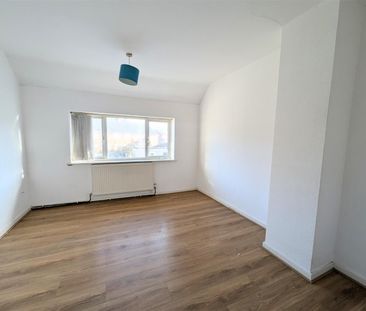 3 Beds - Terraced House - - Photo 2