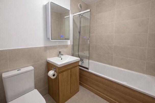 Avenue Road, Epsom, Surrey, KT18 7QX - Photo 1