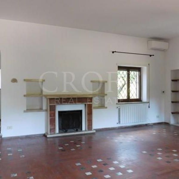 Appia Antica-Villa: 300mq. Beautiful Tuscan style villa, large private garden. Spacious reception, dining, 4 bedrooms, 4 baths, fireplaces, maid’s quarters, parking, silent, secure. Ref 969 - Photo 1