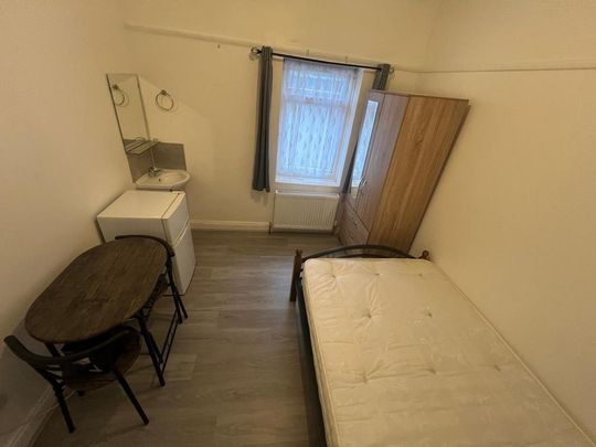 1 bedroom in a house share to rent - Photo 1