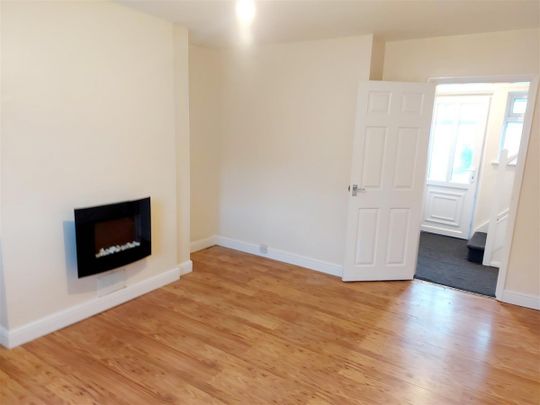 3 bedroom Semi-detached house to rent - Photo 1