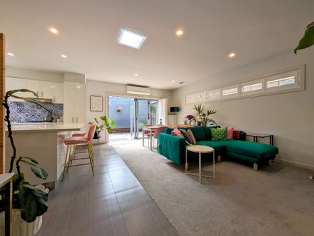 Two Bedroom Stunner! - Photo 3