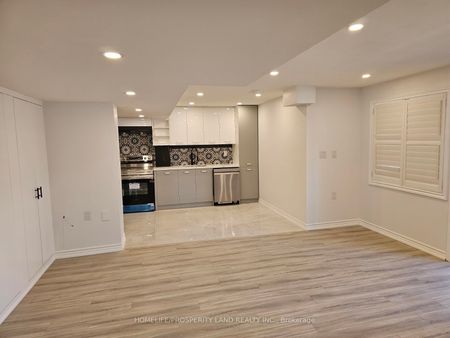 Detached Home For Lease | N8143356 - Photo 2