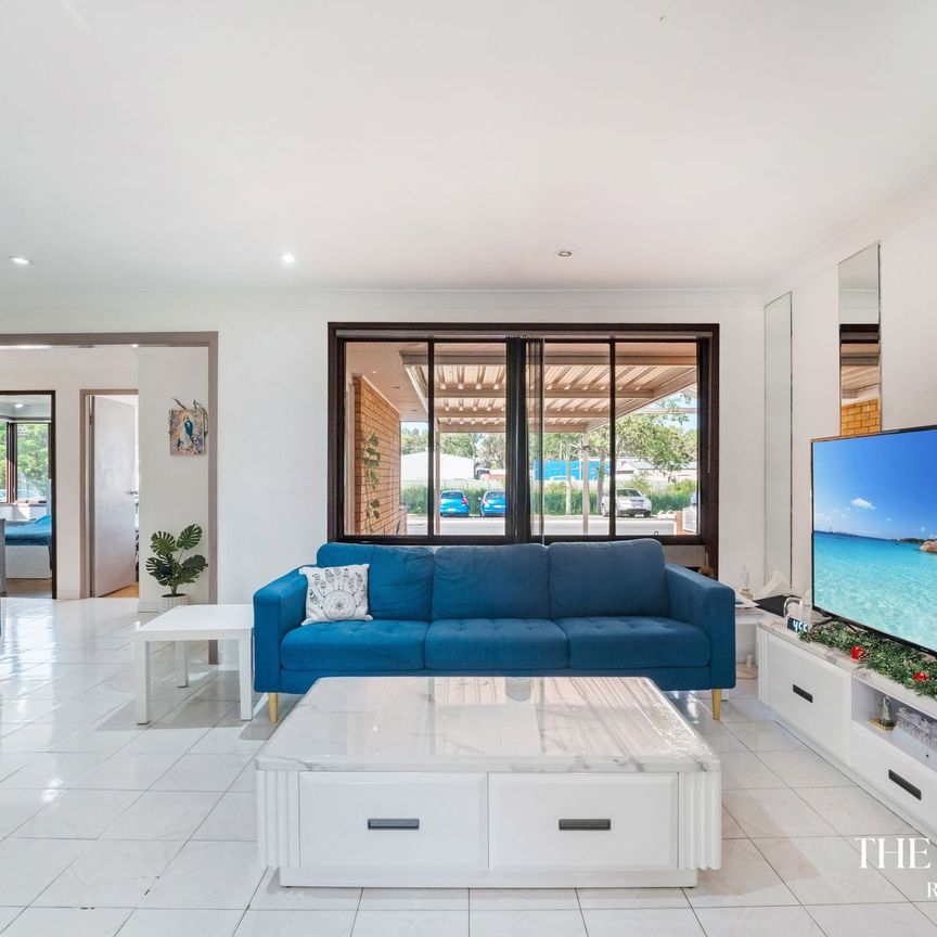 Single Level Residence in Prime Location! - Photo 1