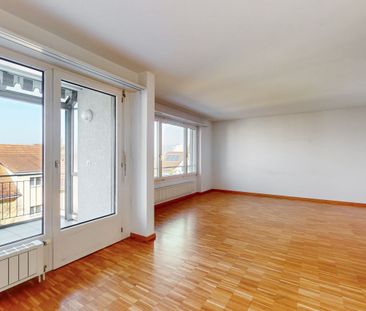 Enchanting home with private garden seating area! - Photo 1