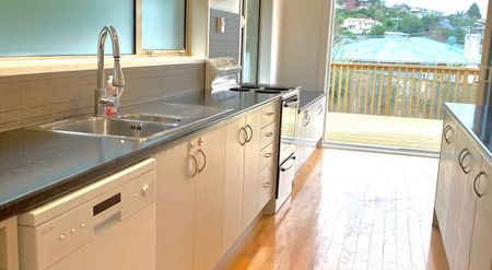 Charming Family Home in Bellevue - Photo 4