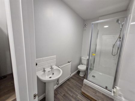 1 bedroom in a house share to rent - Photo 2