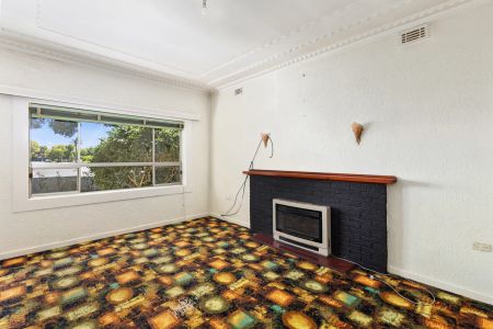 Solid home with a plenty of backyard - Photo 2